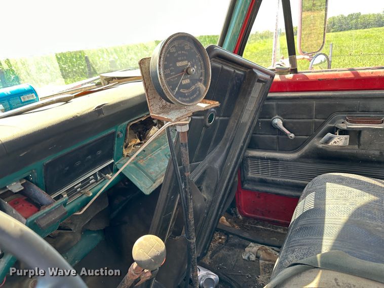 image for item JD9026 1975 Ford F700  oil distributor truck