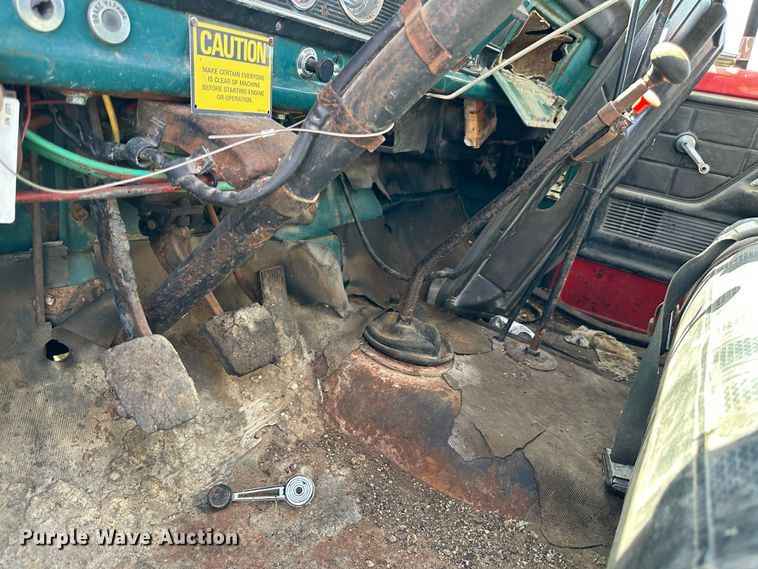 image for item JD9026 1975 Ford F700  oil distributor truck