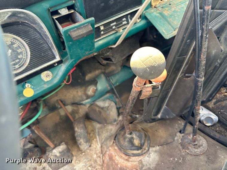 image for item JD9026 1975 Ford F700  oil distributor truck