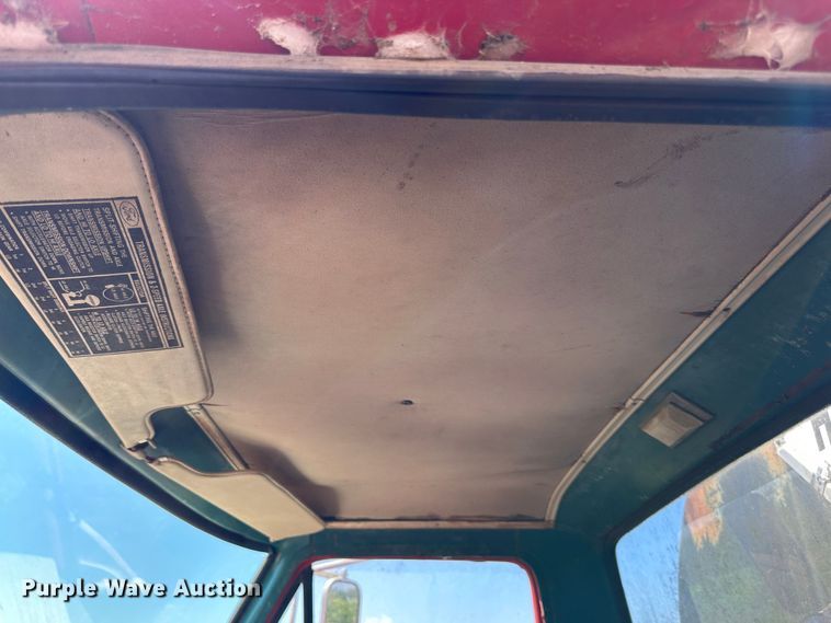 image for item JD9026 1975 Ford F700  oil distributor truck