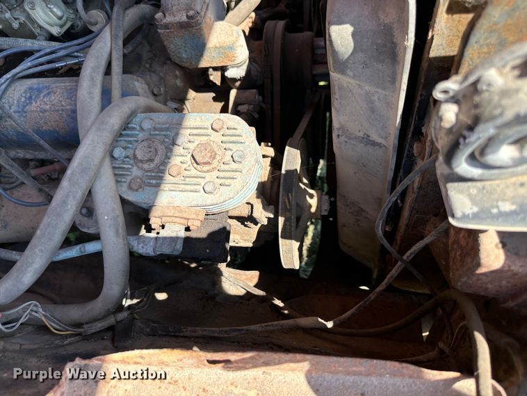 image for item JD9026 1975 Ford F700  oil distributor truck