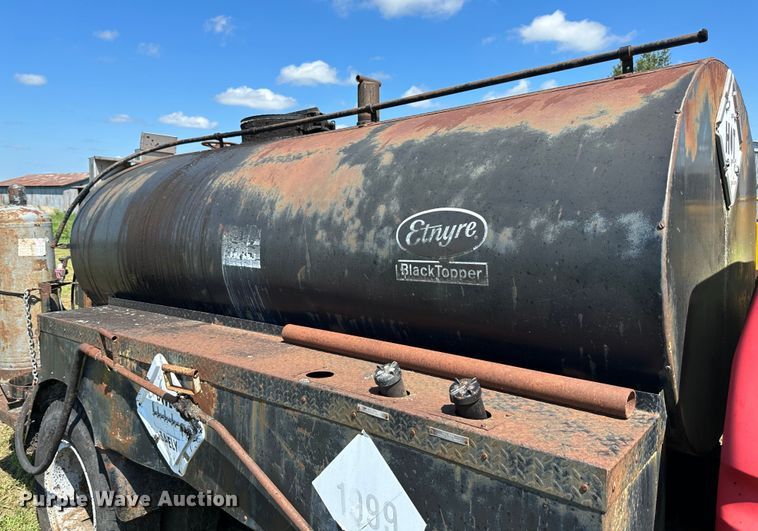 image for item JD9026 1975 Ford F700  oil distributor truck