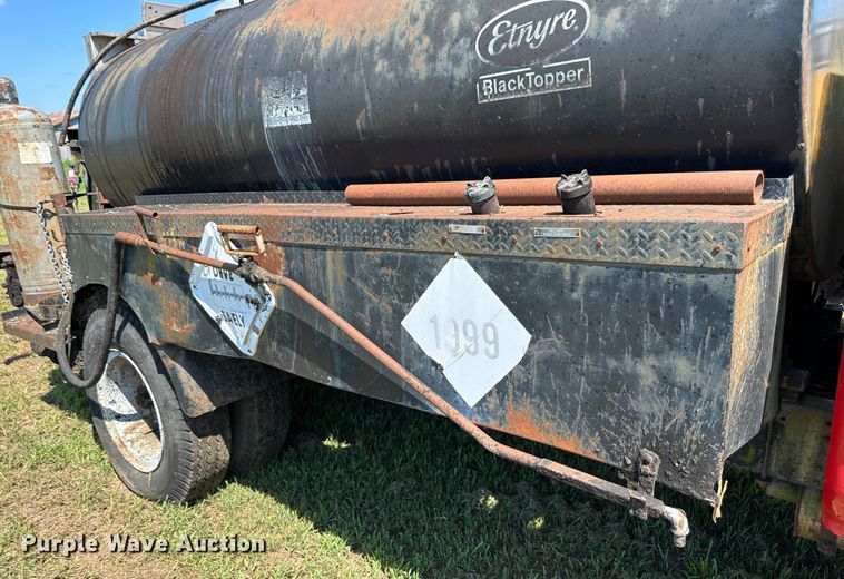 image for item JD9026 1975 Ford F700  oil distributor truck