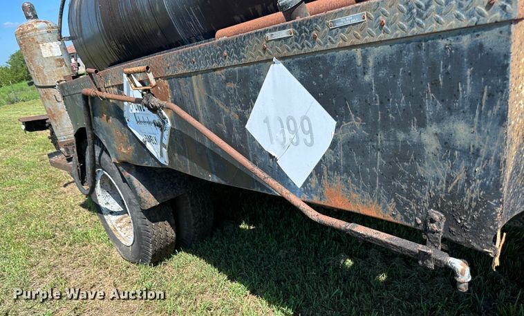 image for item JD9026 1975 Ford F700  oil distributor truck