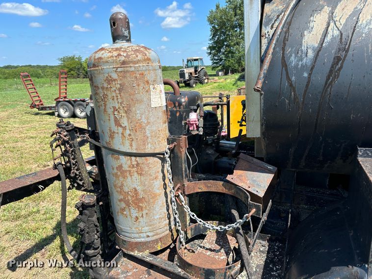 image for item JD9026 1975 Ford F700  oil distributor truck