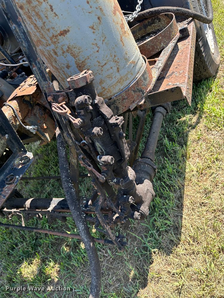 image for item JD9026 1975 Ford F700  oil distributor truck