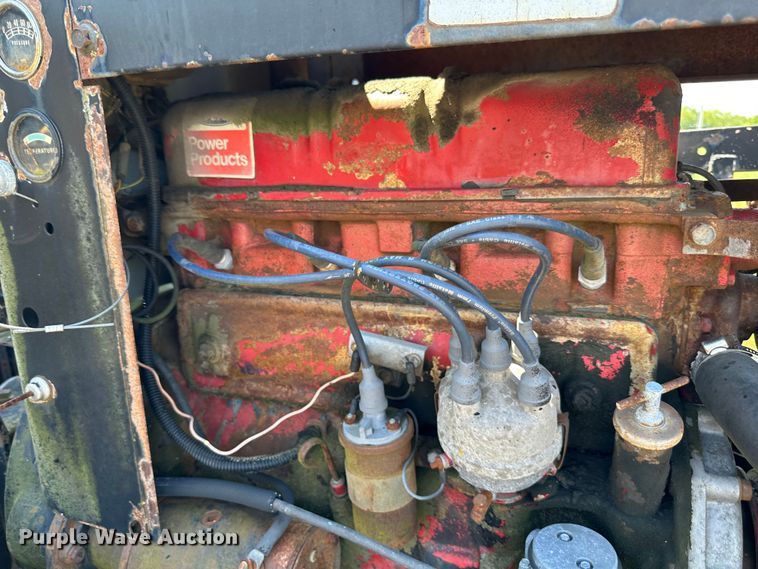 image for item JD9026 1975 Ford F700  oil distributor truck