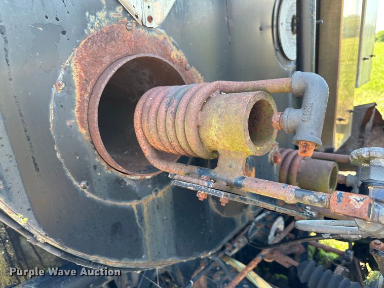 image for item JD9026 1975 Ford F700  oil distributor truck