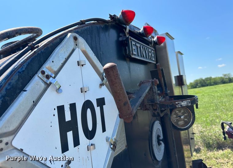 image for item JD9026 1975 Ford F700  oil distributor truck