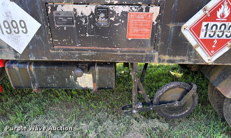 image for item JD9026 1975 Ford F700  oil distributor truck