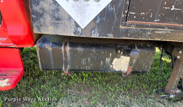 image for item JD9026 1975 Ford F700  oil distributor truck