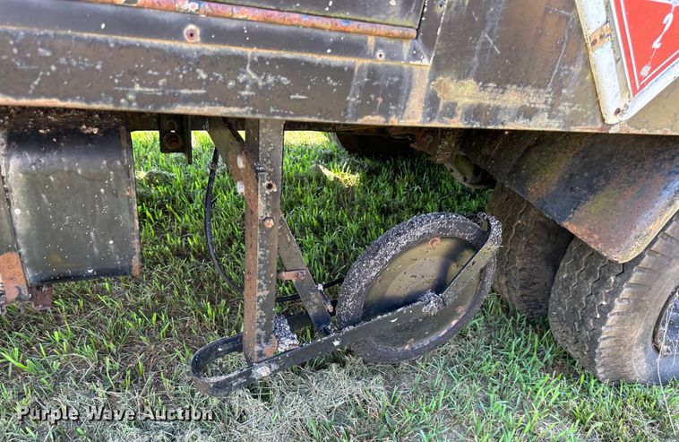 image for item JD9026 1975 Ford F700  oil distributor truck