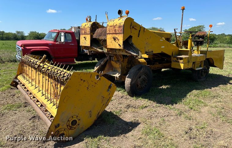 image for item JD9027 E. D. Etnyre & Co  chip spreader