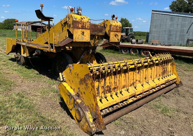 image for item JD9027 E. D. Etnyre & Co  chip spreader