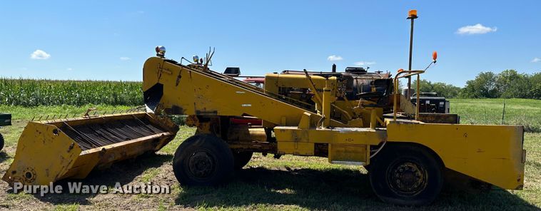 image for item JD9027 E. D. Etnyre & Co  chip spreader