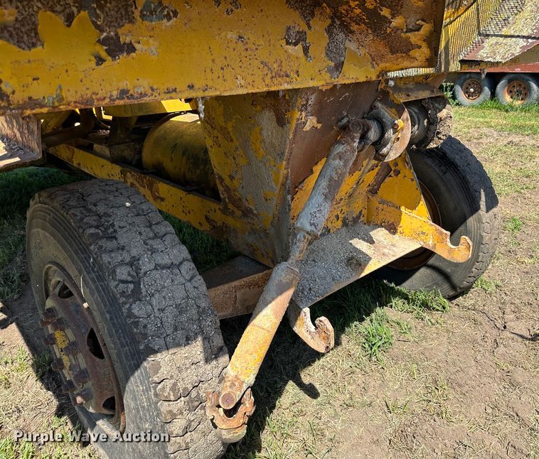 image for item JD9027 E. D. Etnyre & Co  chip spreader