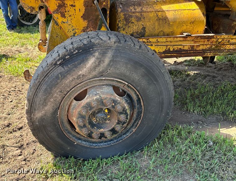 image for item JD9027 E. D. Etnyre & Co  chip spreader