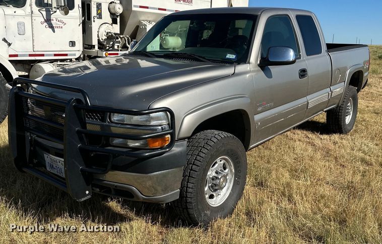 image for item KM9831 2002 Chevrolet Silverado 2500HD  Ext. Cab pickup truck