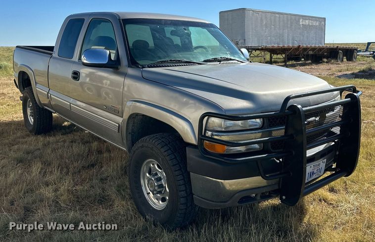 image for item KM9831 2002 Chevrolet Silverado 2500HD  Ext. Cab pickup truck