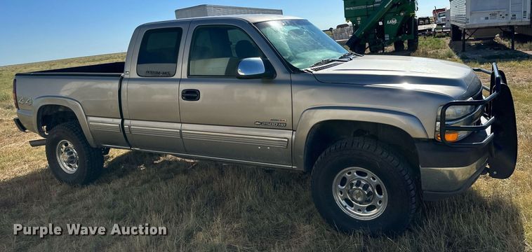 image for item KM9831 2002 Chevrolet Silverado 2500HD  Ext. Cab pickup truck