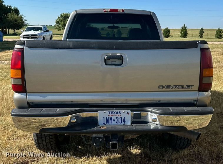 image for item KM9831 2002 Chevrolet Silverado 2500HD  Ext. Cab pickup truck