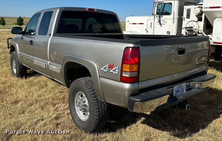 image for item KM9831 2002 Chevrolet Silverado 2500HD  Ext. Cab pickup truck