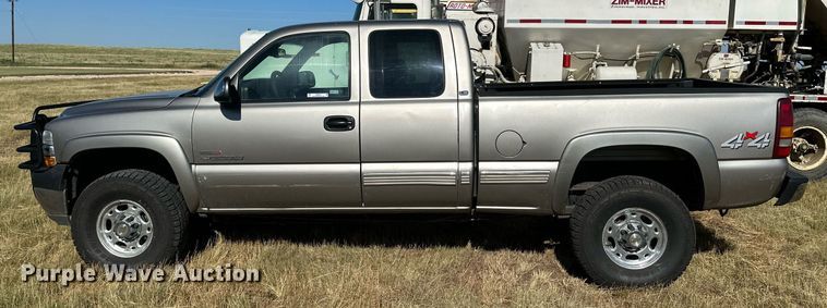 image for item KM9831 2002 Chevrolet Silverado 2500HD  Ext. Cab pickup truck