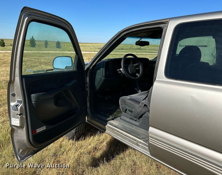 image for item KM9831 2002 Chevrolet Silverado 2500HD  Ext. Cab pickup truck