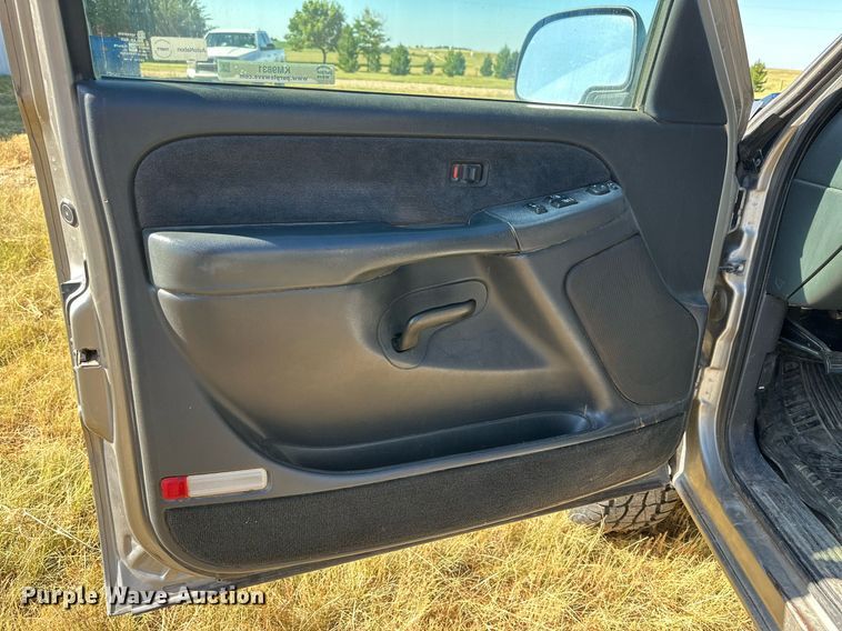 image for item KM9831 2002 Chevrolet Silverado 2500HD  Ext. Cab pickup truck