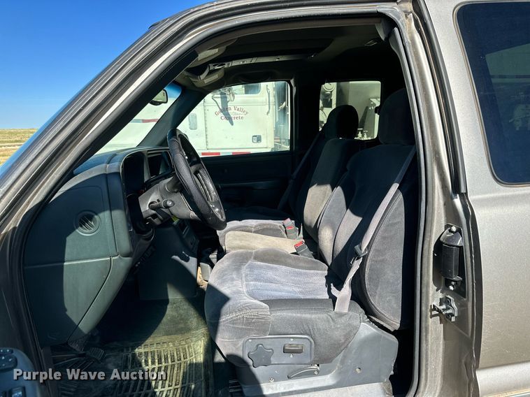 image for item KM9831 2002 Chevrolet Silverado 2500HD  Ext. Cab pickup truck