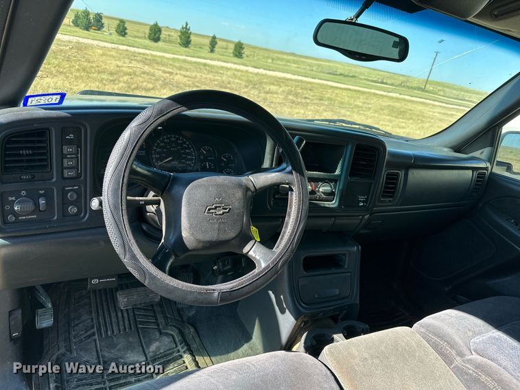 image for item KM9831 2002 Chevrolet Silverado 2500HD  Ext. Cab pickup truck