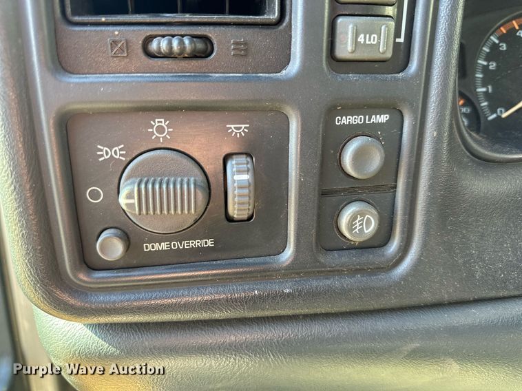 image for item KM9831 2002 Chevrolet Silverado 2500HD  Ext. Cab pickup truck