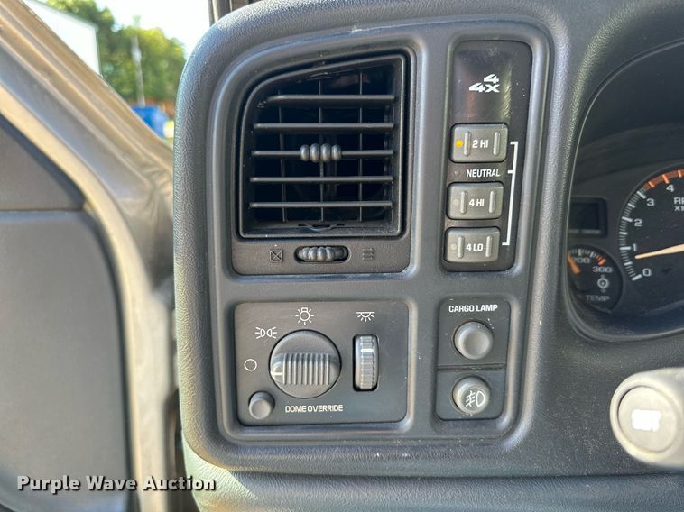 image for item KM9831 2002 Chevrolet Silverado 2500HD  Ext. Cab pickup truck