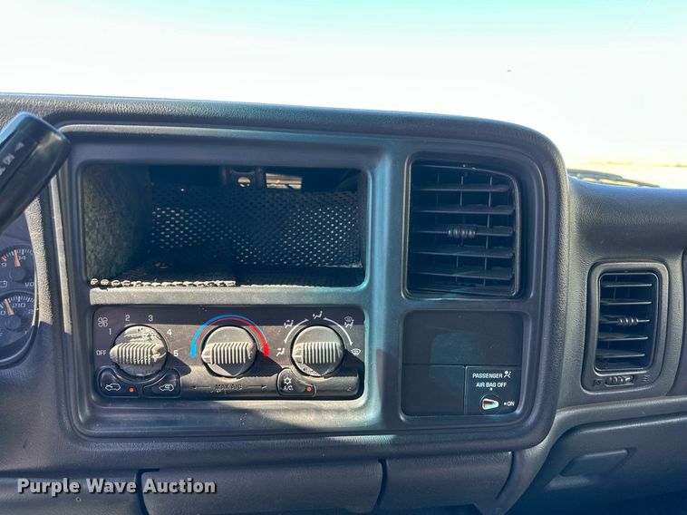 image for item KM9831 2002 Chevrolet Silverado 2500HD  Ext. Cab pickup truck