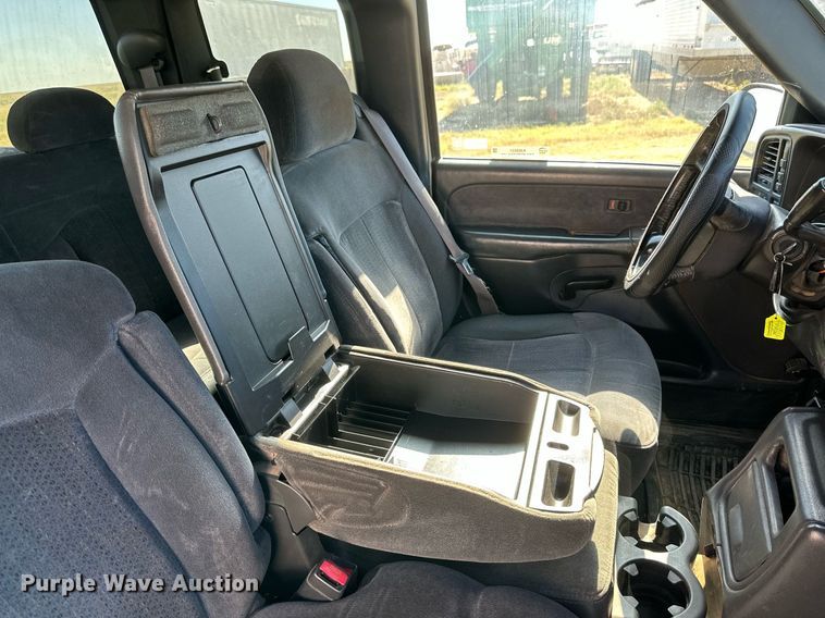 image for item KM9831 2002 Chevrolet Silverado 2500HD  Ext. Cab pickup truck