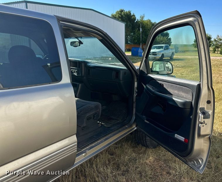 image for item KM9831 2002 Chevrolet Silverado 2500HD  Ext. Cab pickup truck