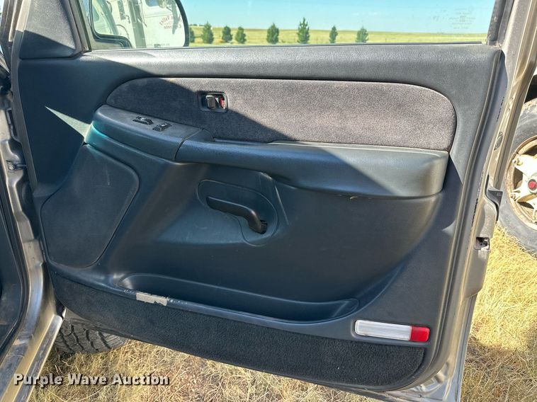 image for item KM9831 2002 Chevrolet Silverado 2500HD  Ext. Cab pickup truck