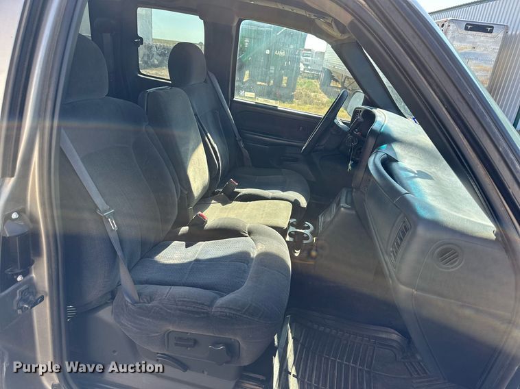 image for item KM9831 2002 Chevrolet Silverado 2500HD  Ext. Cab pickup truck