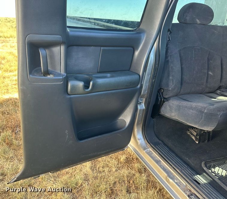 image for item KM9831 2002 Chevrolet Silverado 2500HD  Ext. Cab pickup truck