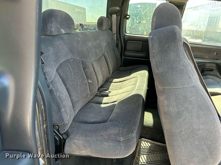 image for item KM9831 2002 Chevrolet Silverado 2500HD  Ext. Cab pickup truck