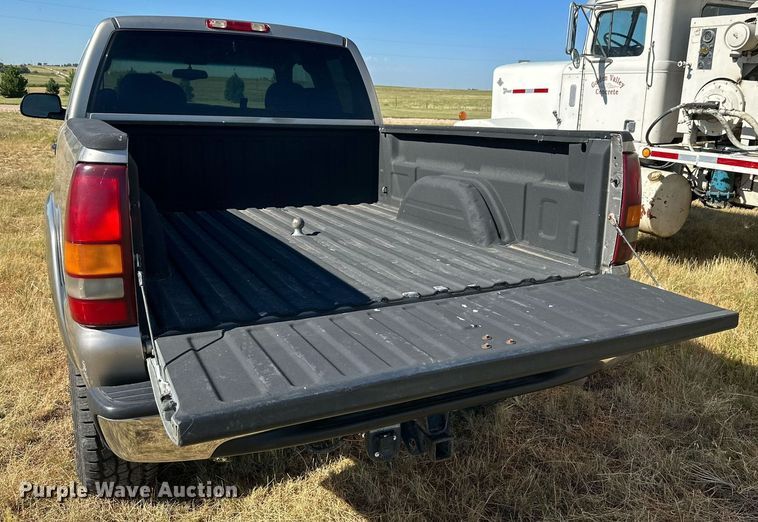 image for item KM9831 2002 Chevrolet Silverado 2500HD  Ext. Cab pickup truck