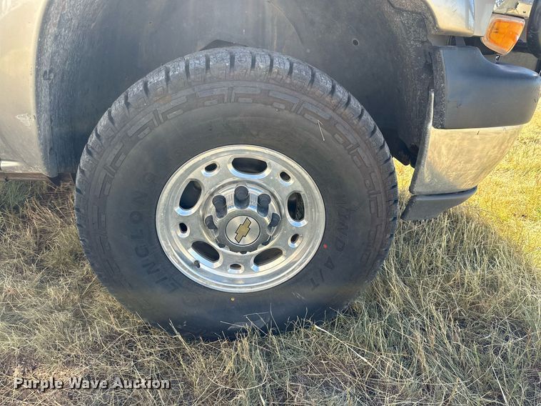 image for item KM9831 2002 Chevrolet Silverado 2500HD  Ext. Cab pickup truck