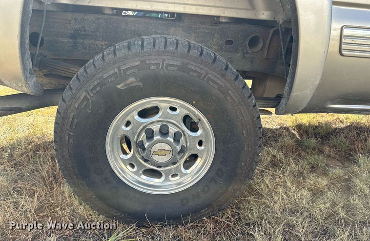 image for item KM9831 2002 Chevrolet Silverado 2500HD  Ext. Cab pickup truck