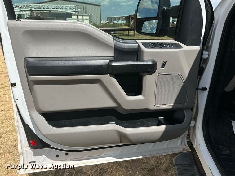 image for item KM9832 2019 Ford F250 Super Duty  SuperCab pickup truck