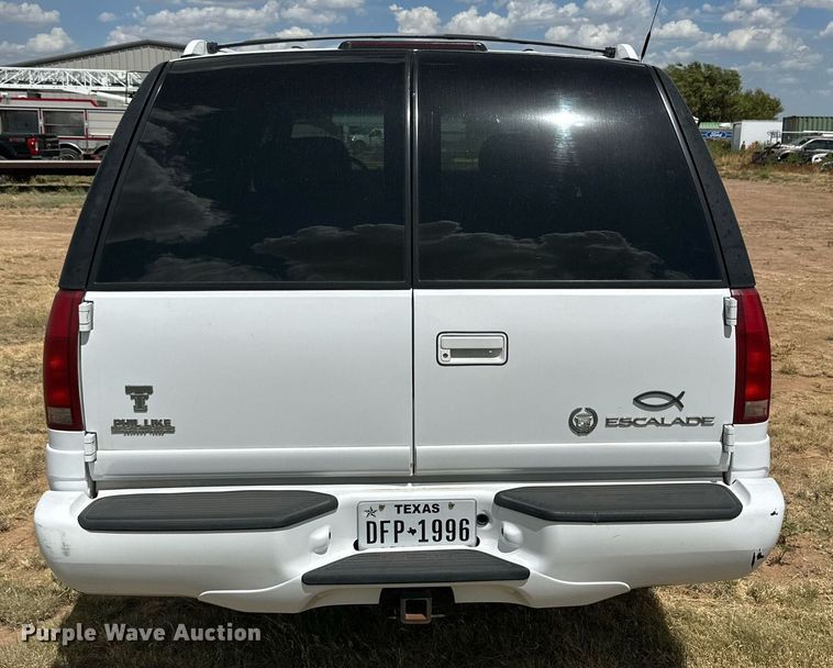 image for item KM9833 2000 Cadillac Escalade  SUV