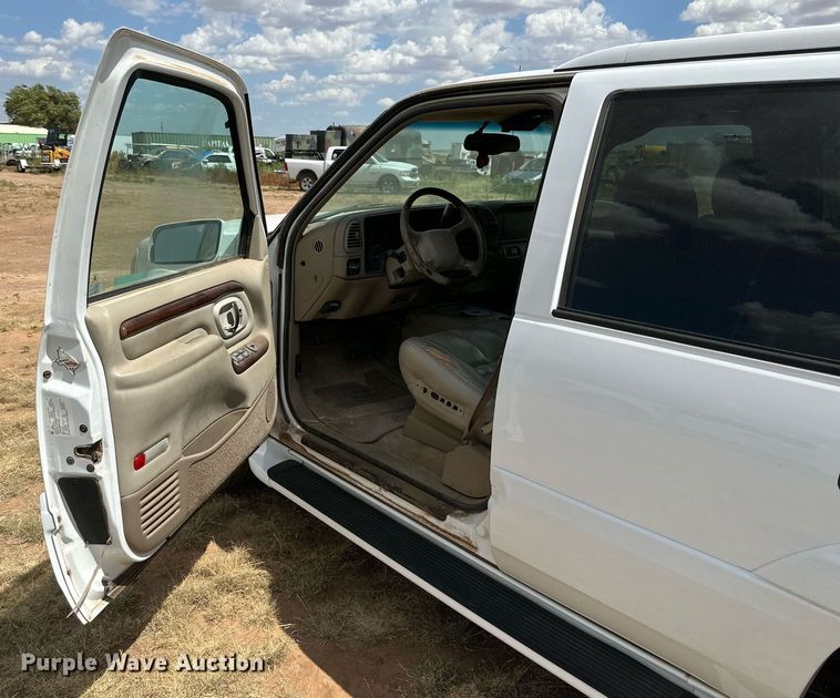 image for item KM9833 2000 Cadillac Escalade  SUV