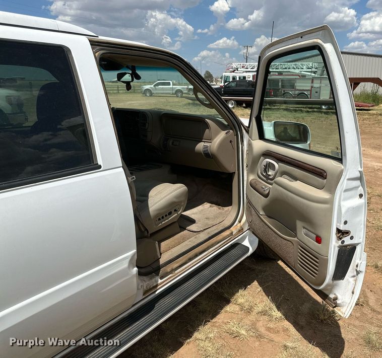 image for item KM9833 2000 Cadillac Escalade  SUV