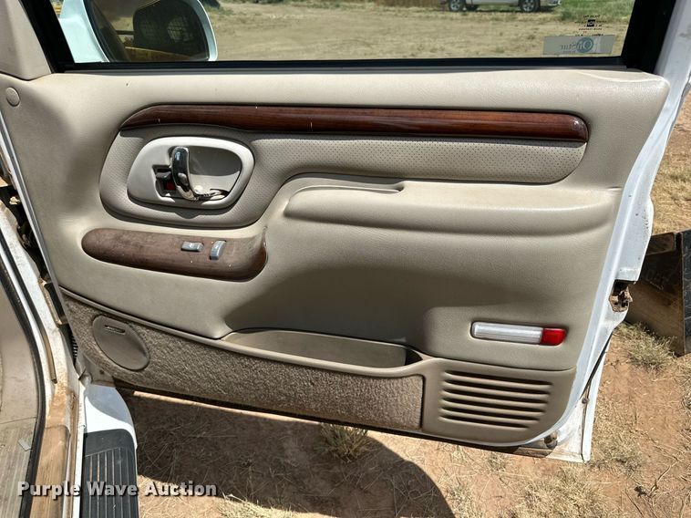 image for item KM9833 2000 Cadillac Escalade  SUV