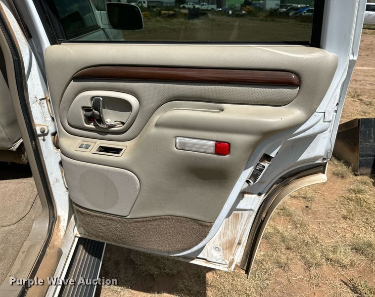 image for item KM9833 2000 Cadillac Escalade  SUV