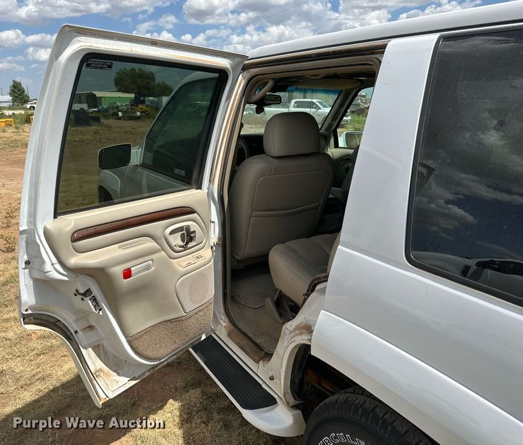 image for item KM9833 2000 Cadillac Escalade  SUV